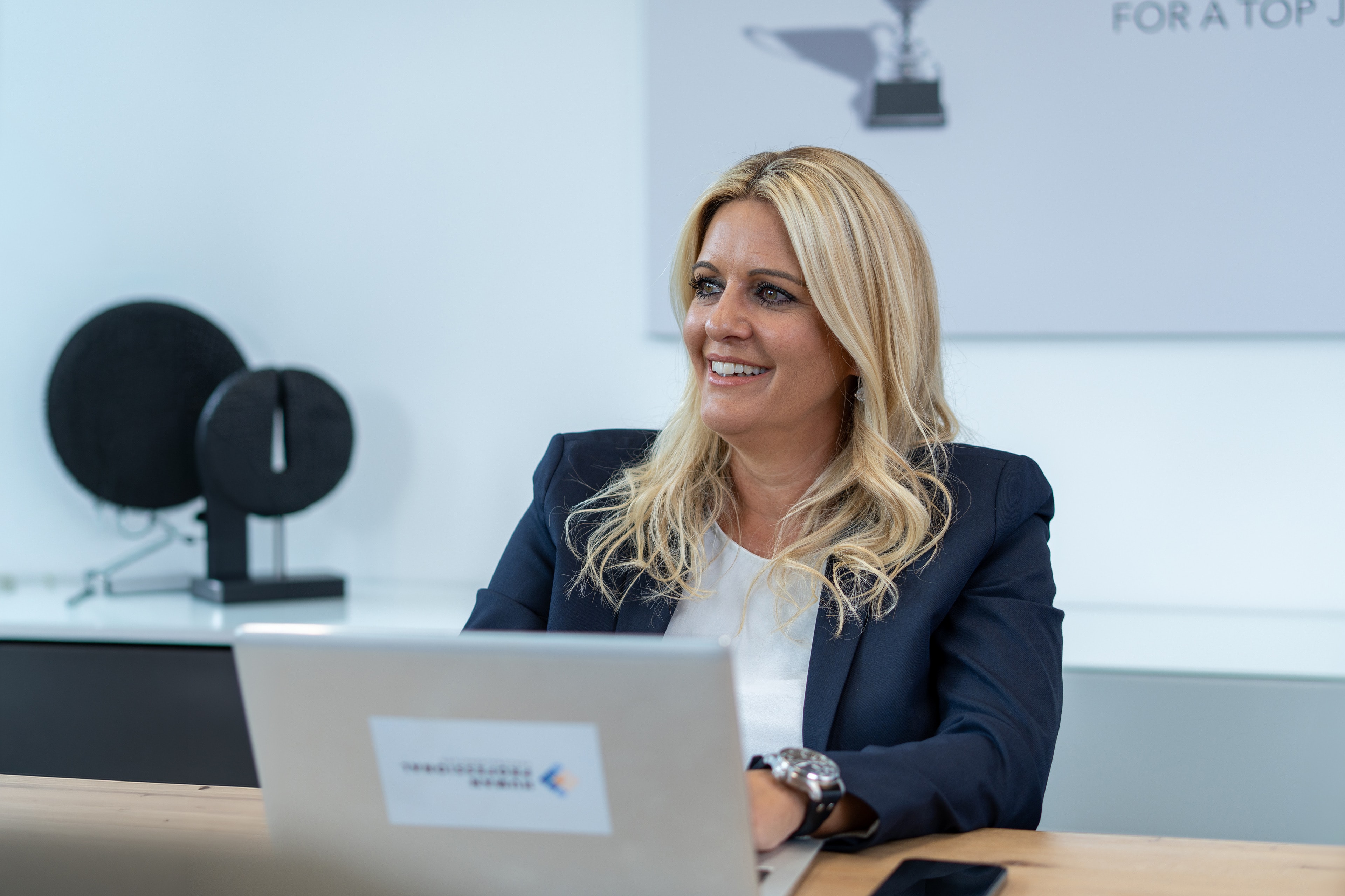 Anita Reichmuth, Inhaberin von Human Professional Personalberatung, im Sitzungszimmer in Zürich